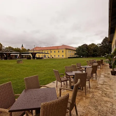 Klaudia's & Restaurant At Golf Resort, Samorin 3*